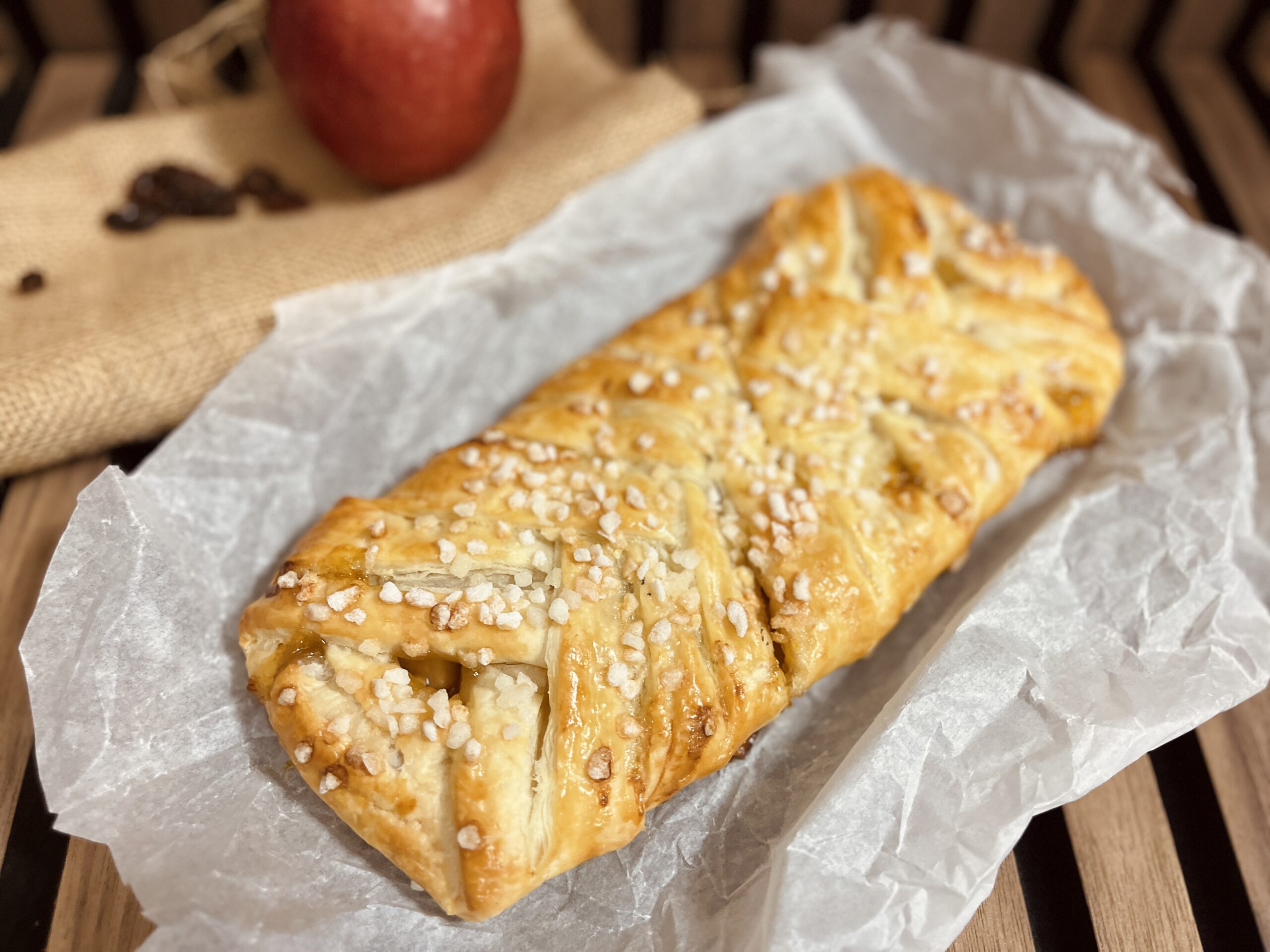 Strudel de hojaldre con manzanas y pasas