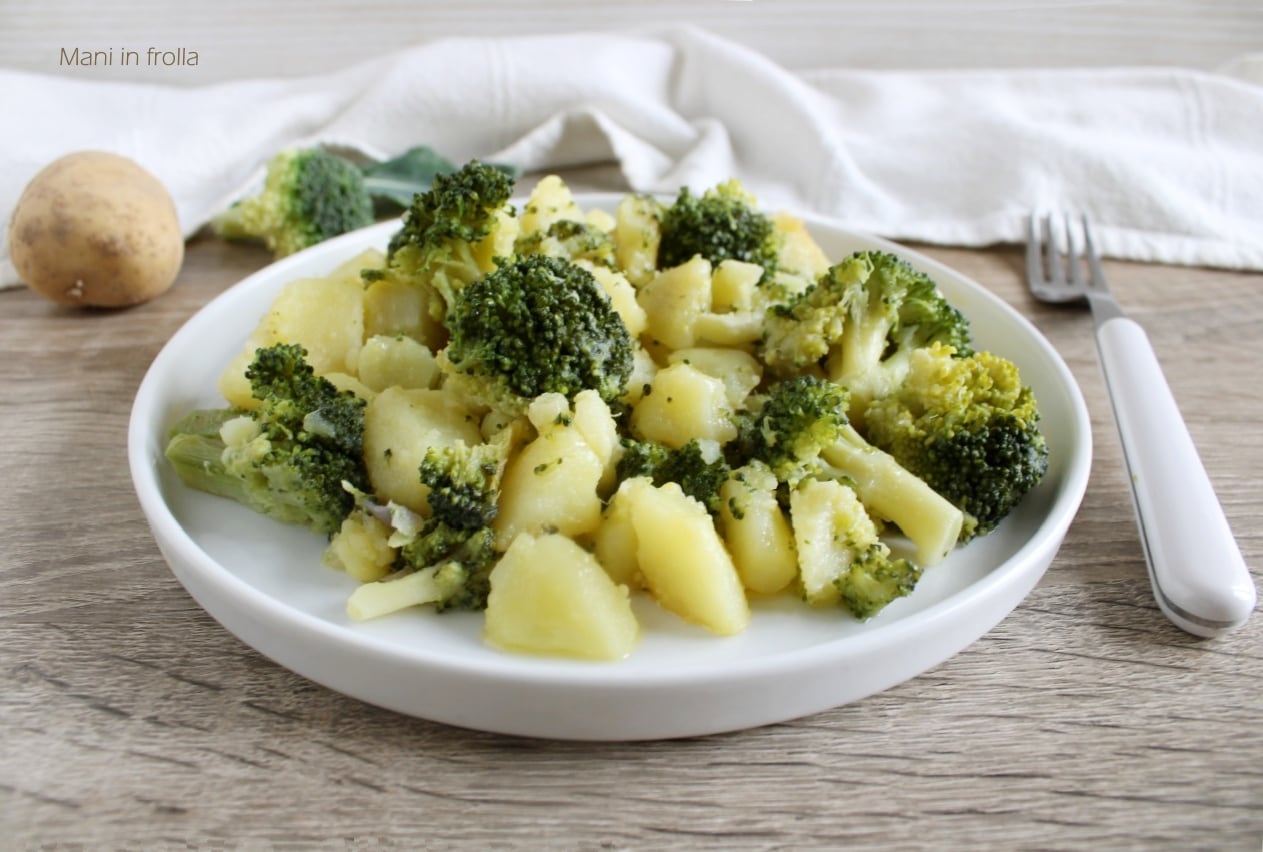 Brócoli y patatas en la sartén