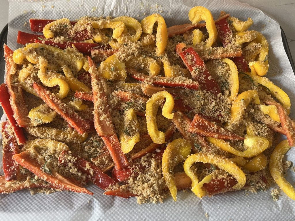 Pimientos gratinados con anchoas y sin queso, ¡solo 3 ingredientes para un acompañamiento que arrasa!