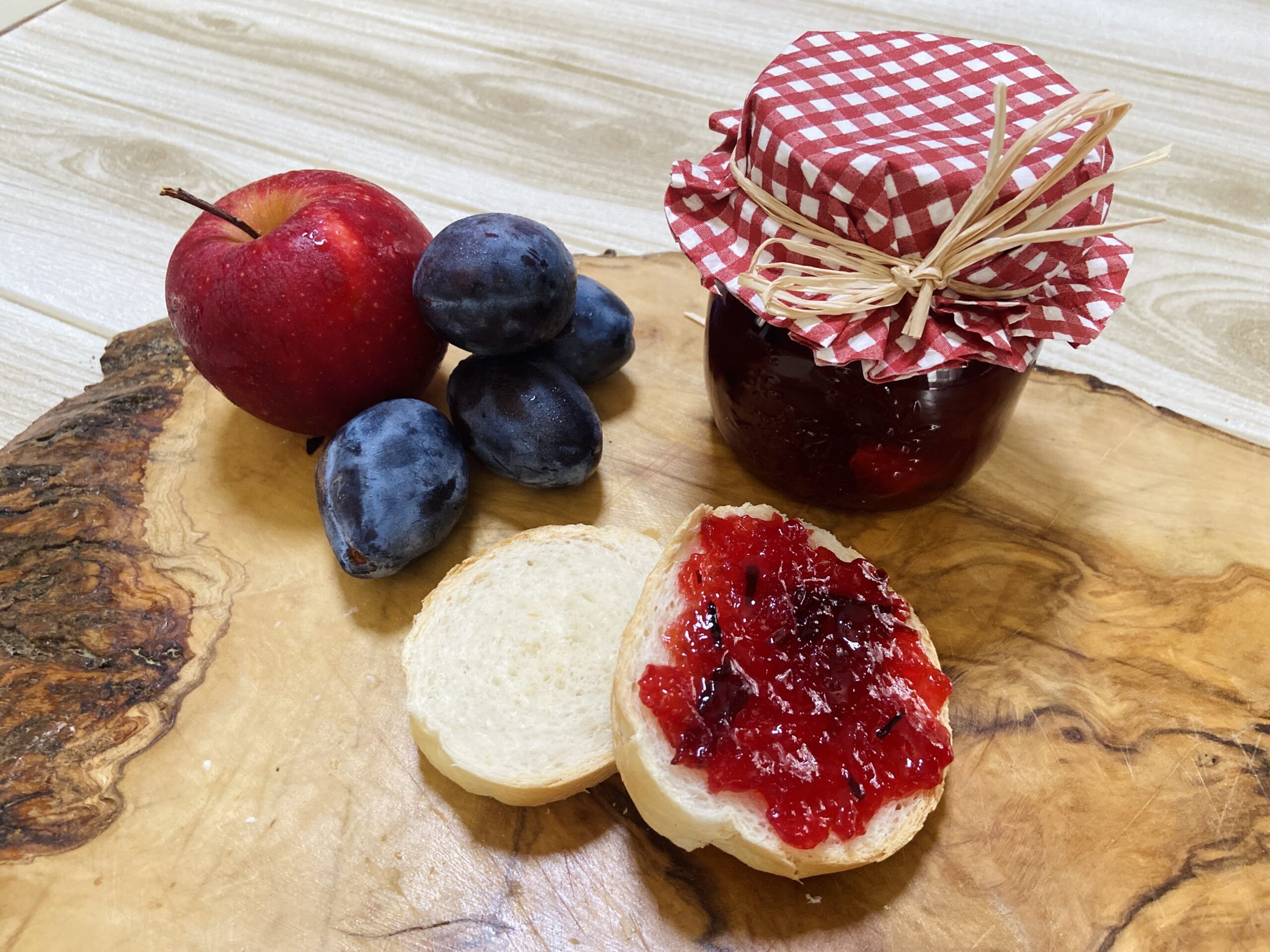 Mermelada de ciruelas y manzanas