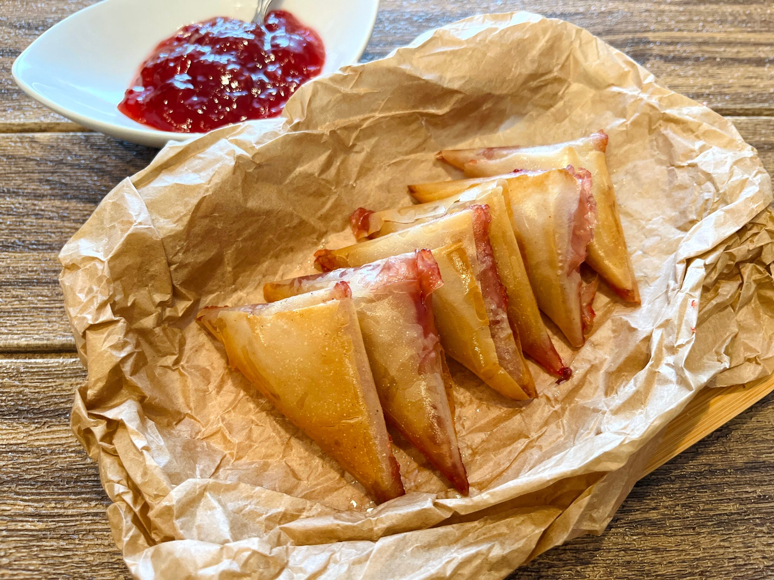 Triángulos de pasta filo con mermelada