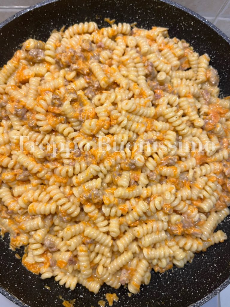 fusilli bucati cremosos calabaza y salchichas