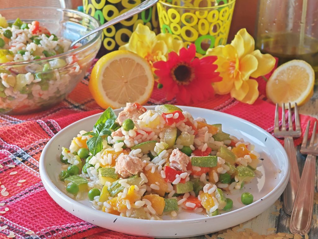 Arroz frío con verduras y atún