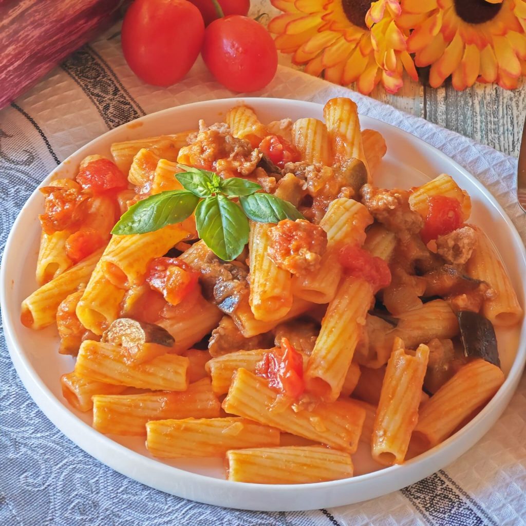 Pasta con berenjenas y salchicha