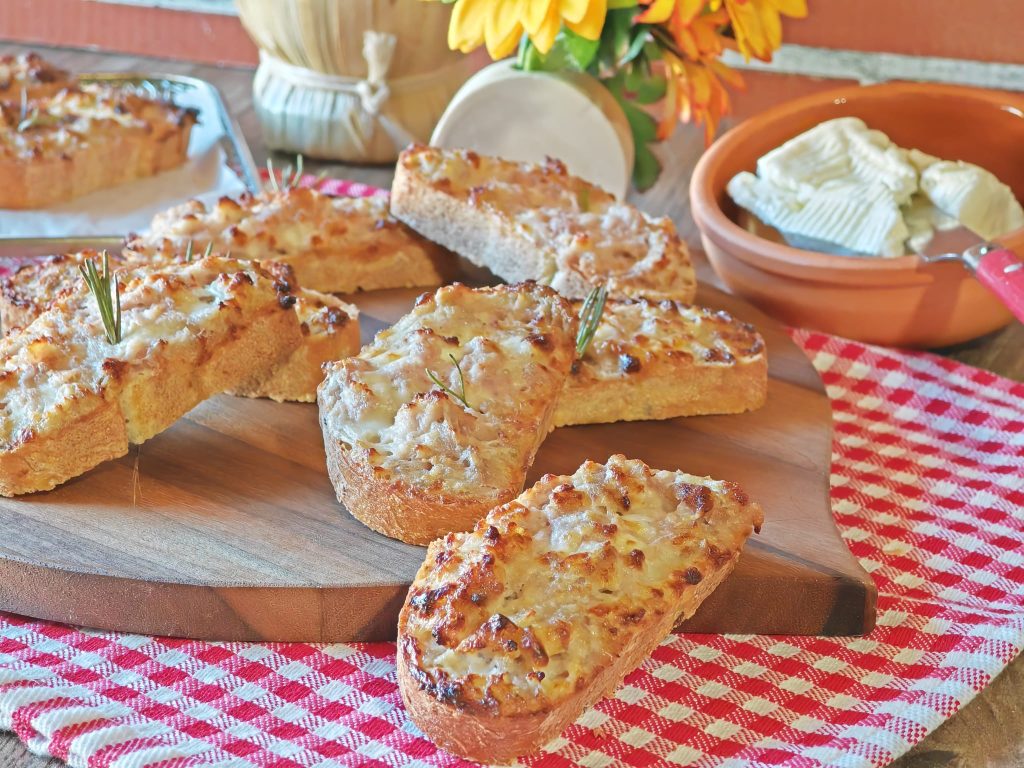 Crostini de salchicha y stracchino