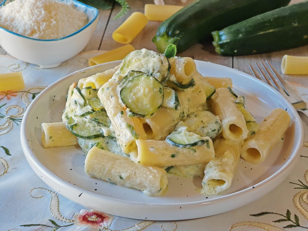 Pasta con calabacines y queso robiola