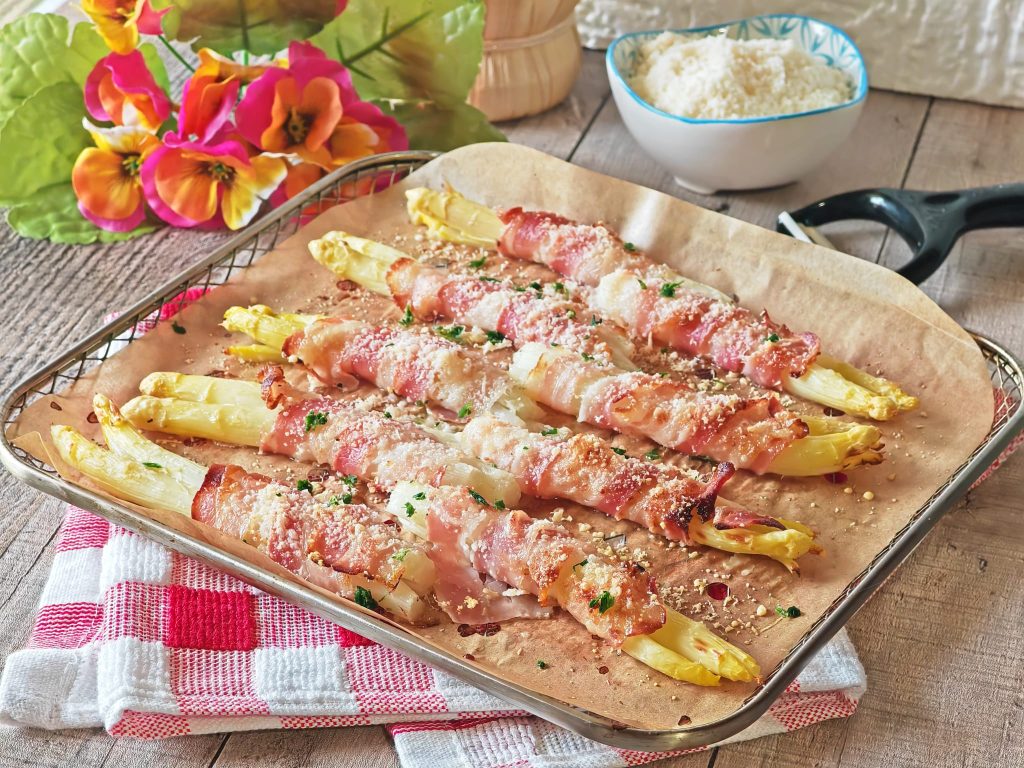 Rollitos de espárragos y panceta