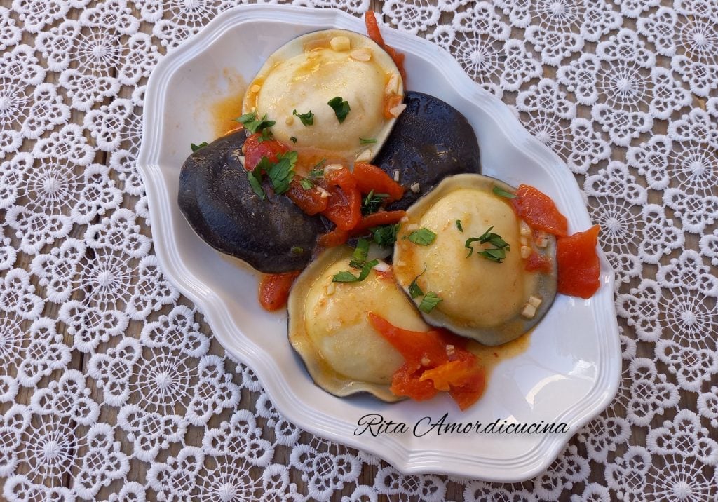 Raviolis blancos y negros con langosta