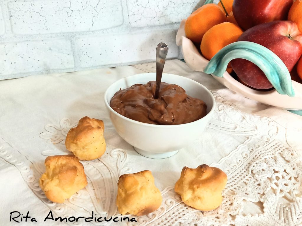 Bignè a la crema pastelera de chocolate