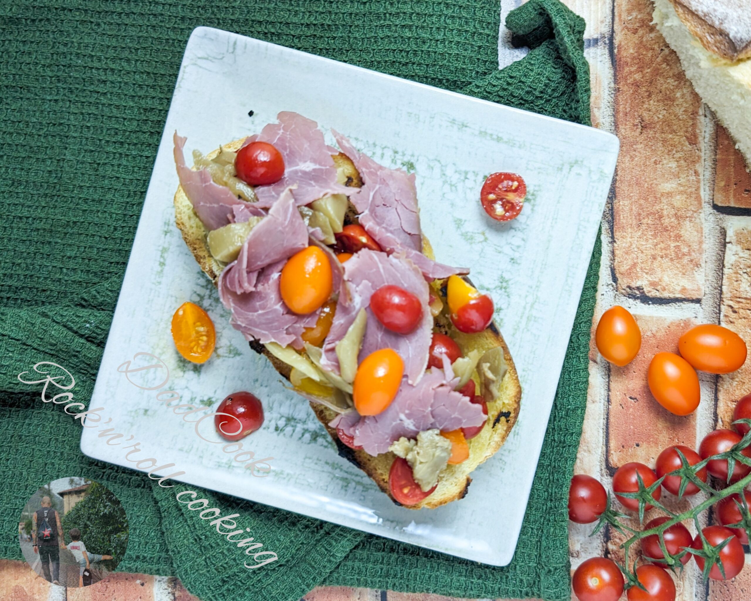 Tostada de berenjenas en conserva, tomatitos y ternera cocida
