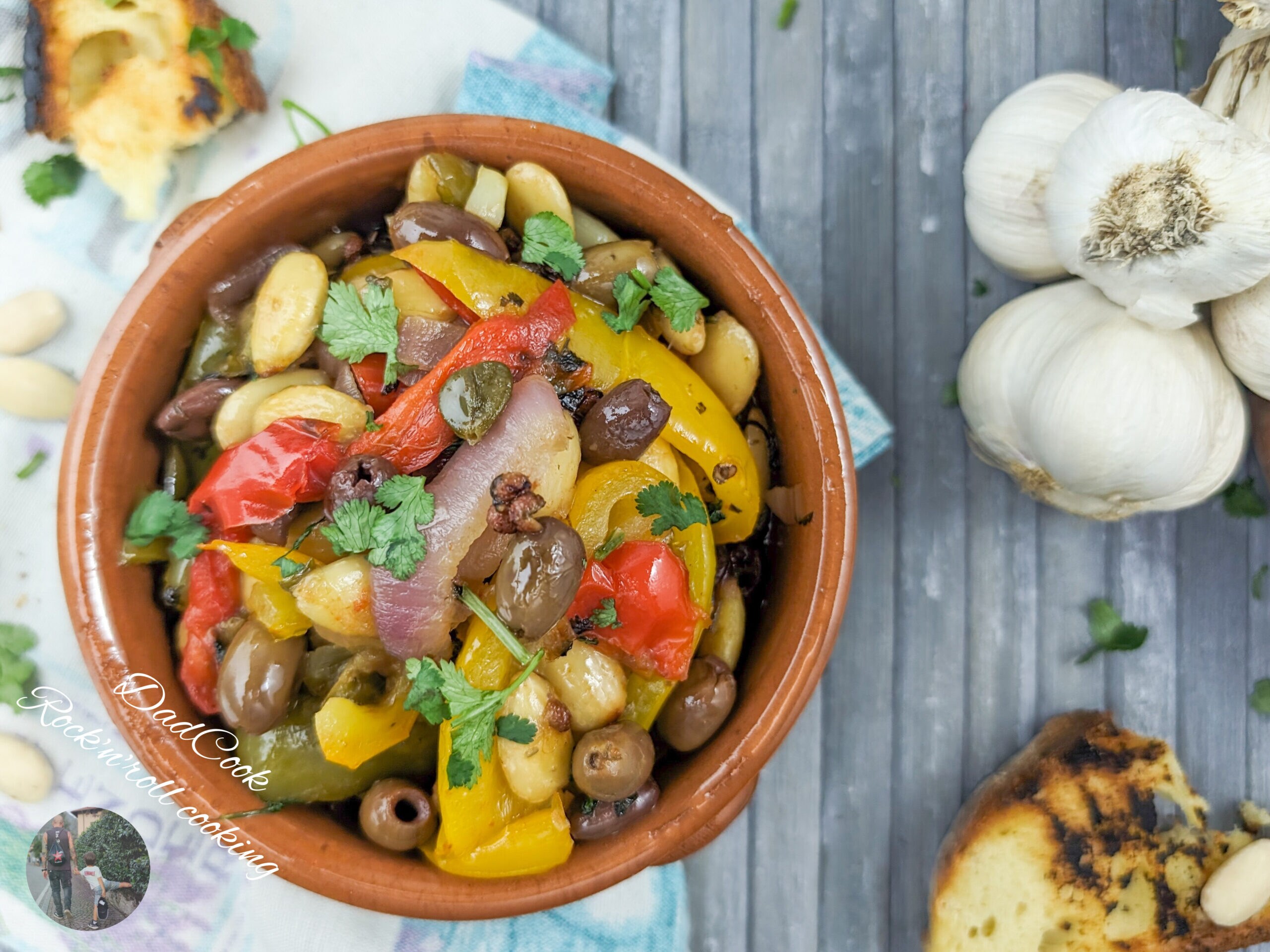 Pimientos en sartén con aceitunas, alcaparras y almendras: una guarnición rica y sabrosa