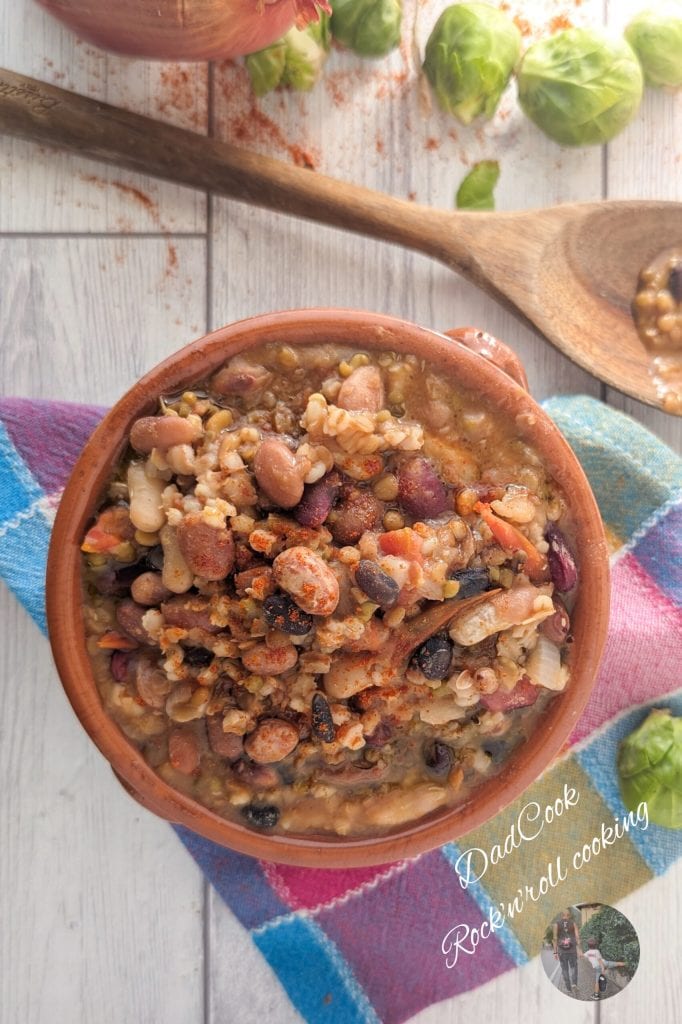 Sopa de legumbres mixtas con cebada: receta fácil y rápida