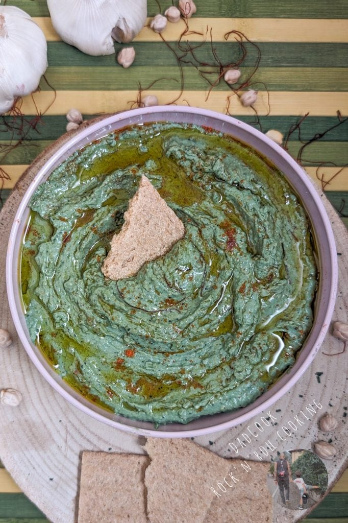 Hummus con espirulina: fácil, rápido y perfecto para aperitivos y tentempiés