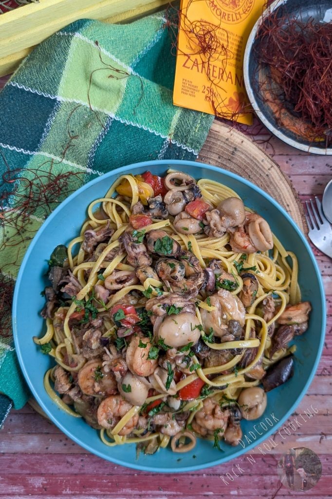 Espaguetis a la marinera gourmet: listos en un instante con mezcla de pescado congelado de alta calidad