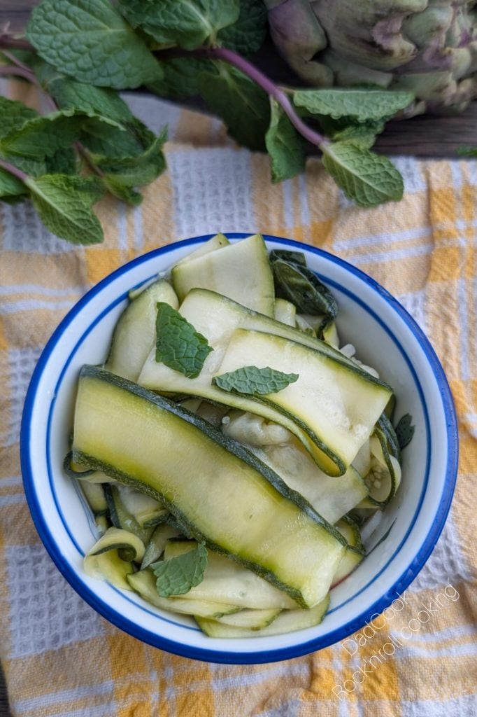 Calabacines marinados con limón y menta (con video)