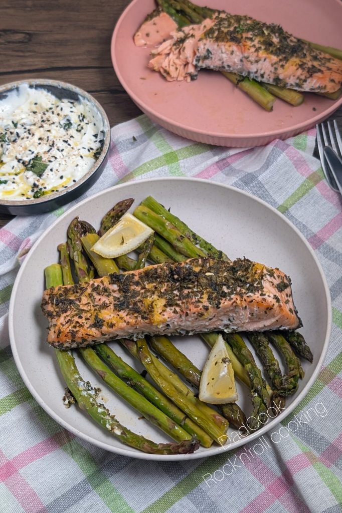 Salmón al Horno con Espárragos Crujientes: