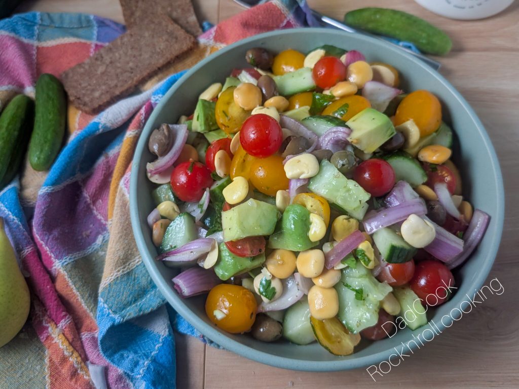Ensalada Mediterránea de Altramuces y Aguacate: Fácil e Rápida