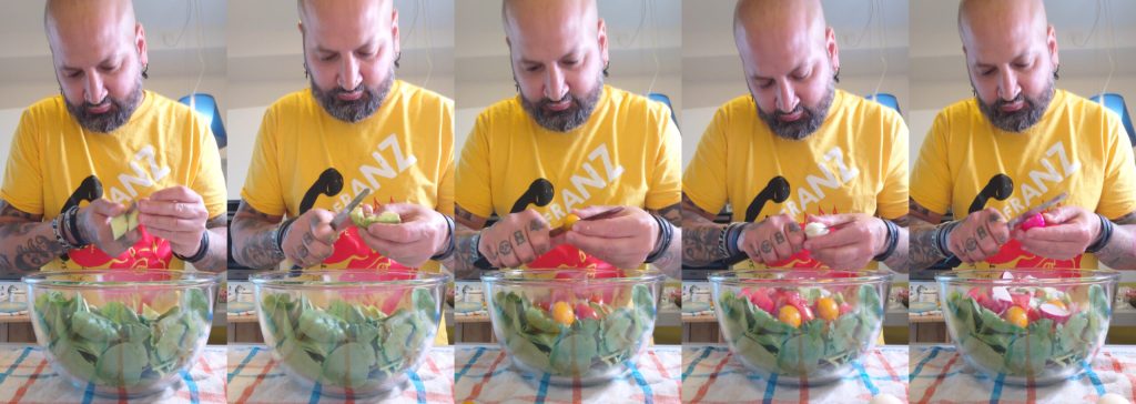 Ensalada de Pollo de Verano Ligera con Salsa de Yogur y Miso