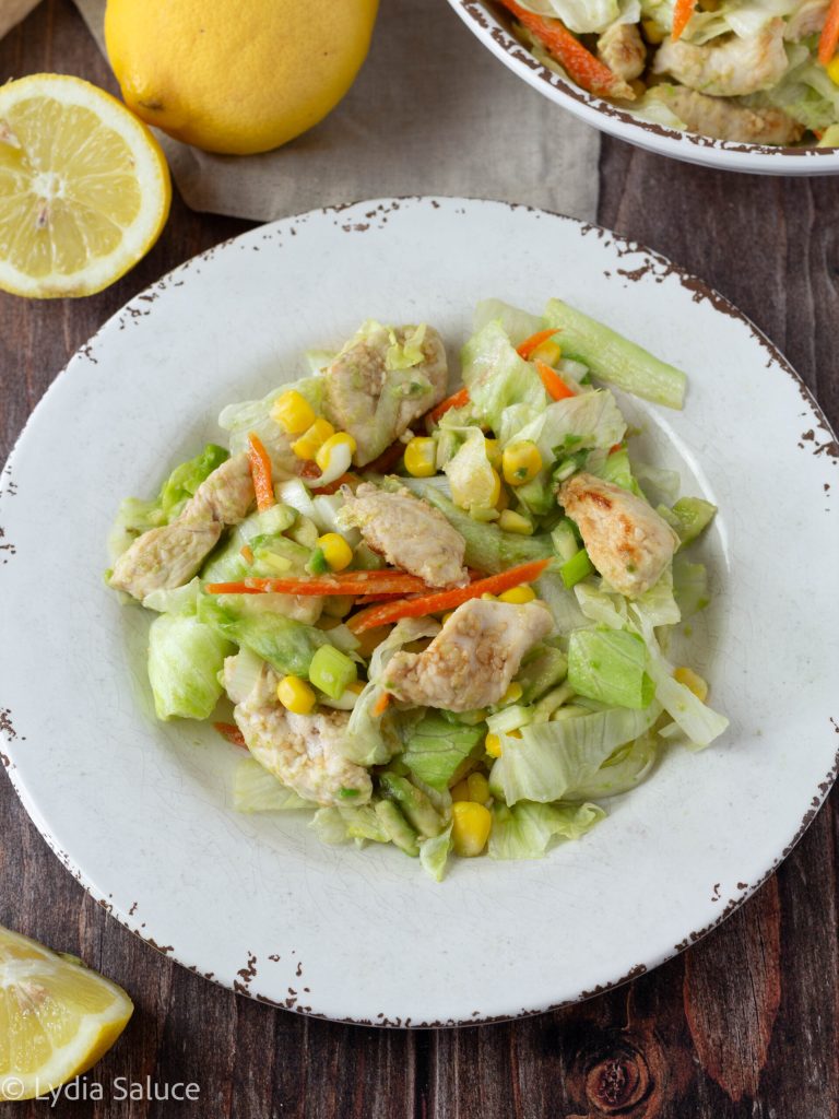 Ensalada grande con pollo y aguacate