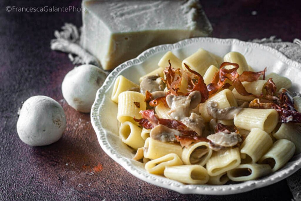 Mezze maniche con setas, speck y crema de parmesano