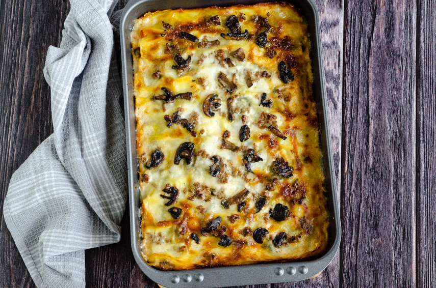 Lasaña blanca con champiñones y salchicha, ¡receta fácil y sabrosa!