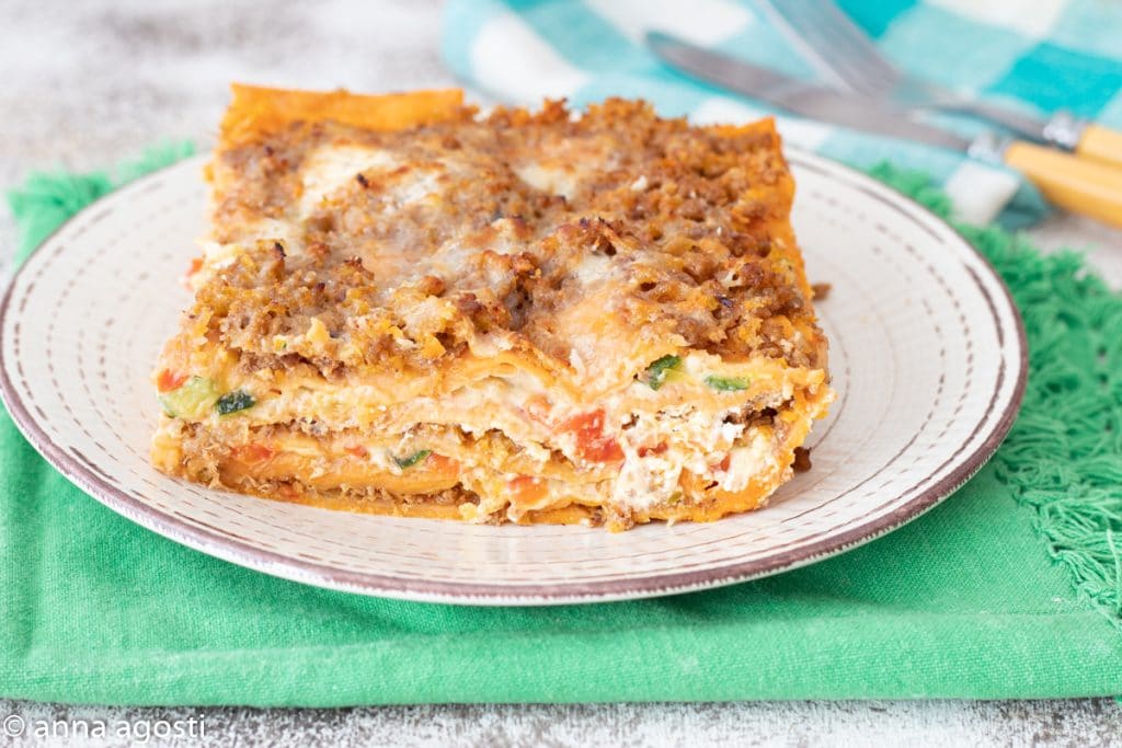 Lasañas rojas con ragú blanco y verduras