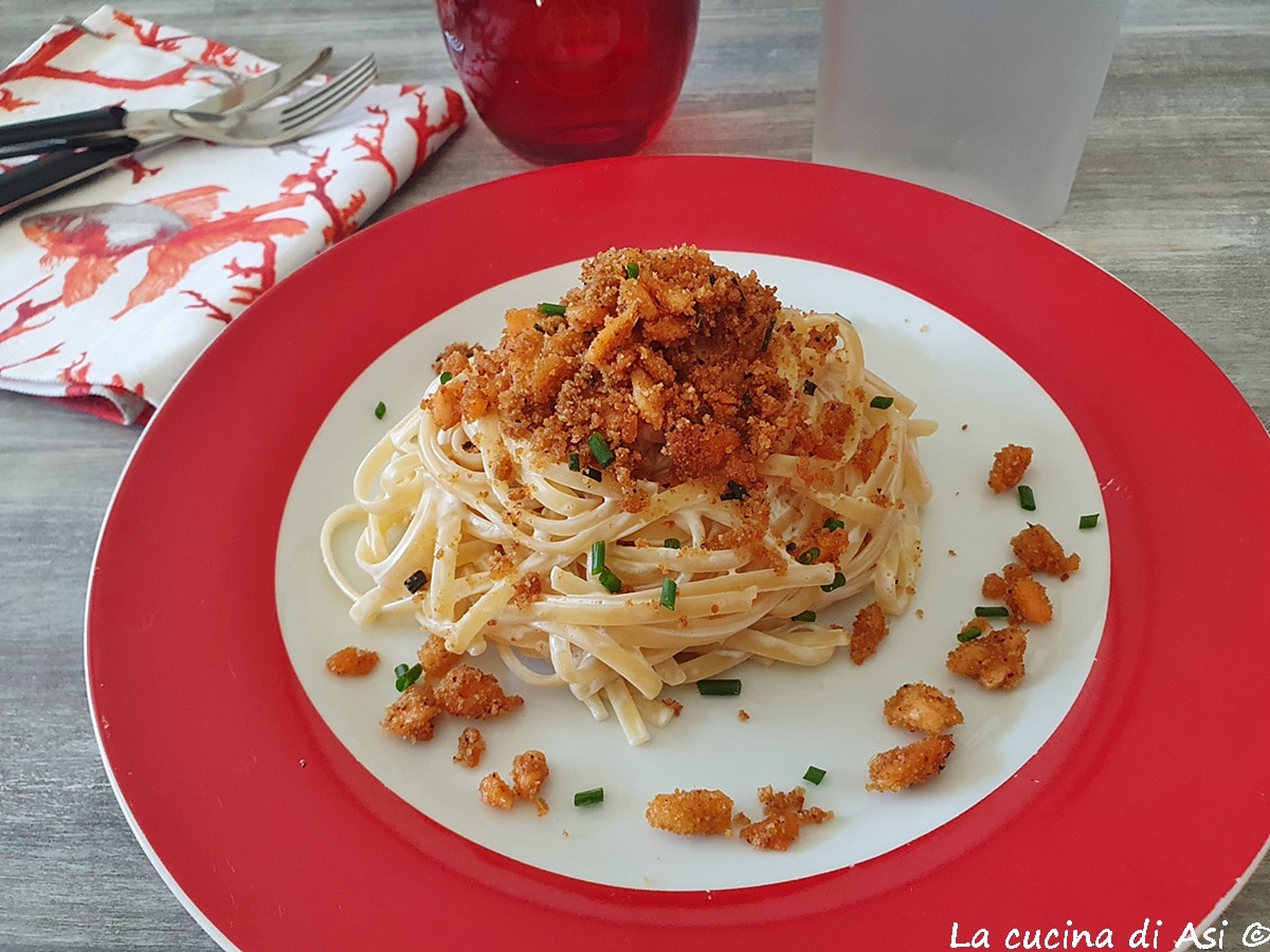 Pasta cremosa con robiola y crumble de salmón