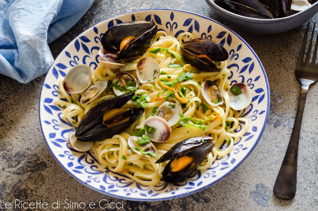 Linguine con mejillones, almejas y flores de calabacín