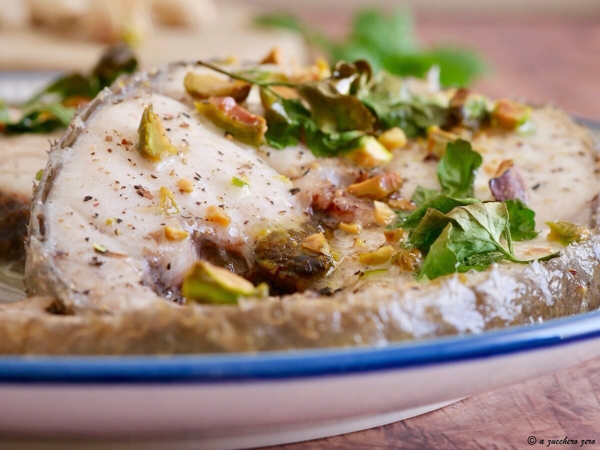 Mero al horno con granillo de pistachos