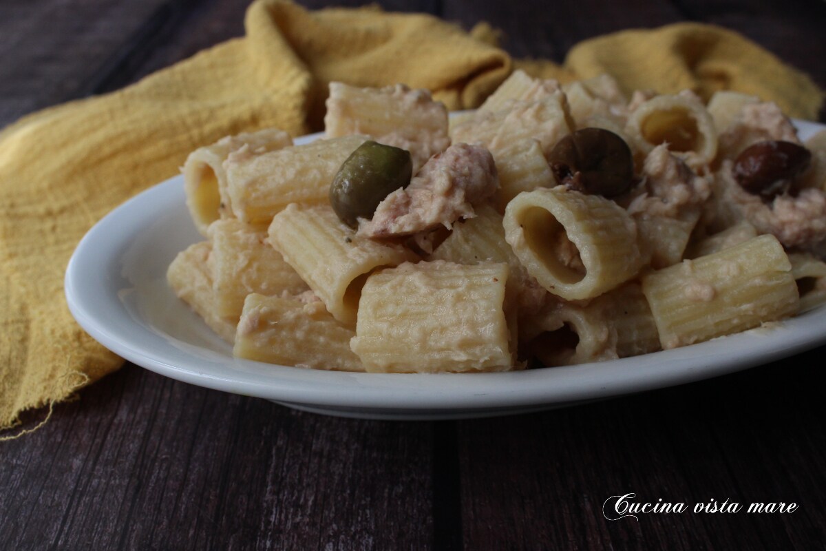 Mezze maniche con atún cremoso