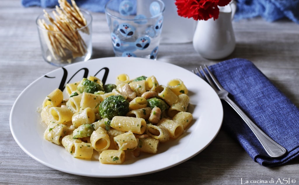 Mezze maniche con coles de Bruselas y alubias