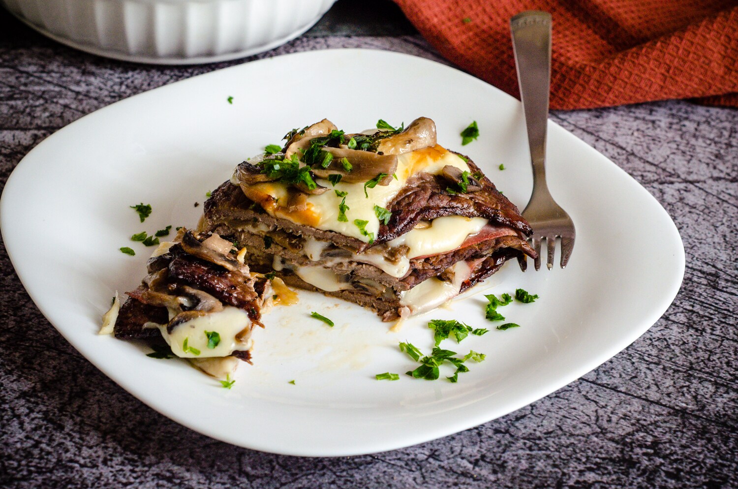 Milhojas de carne con setas, jamón y queso