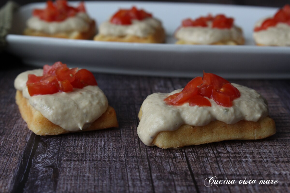 Mini gofres con salsa de atún