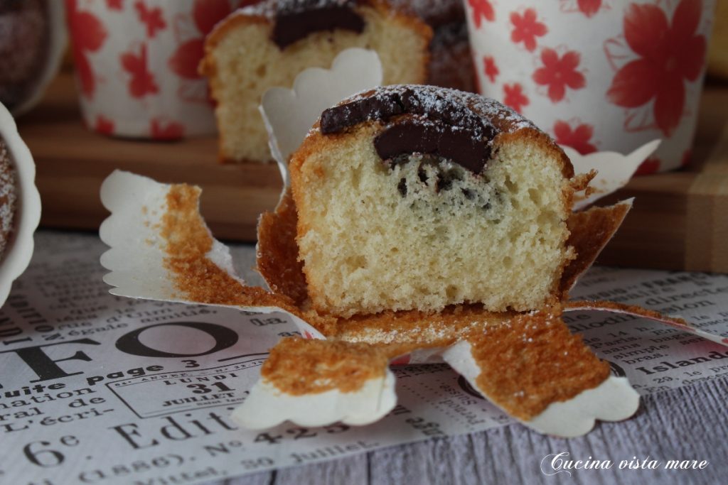 Muffin con chocolate en freidora de aire Cocina vista mar