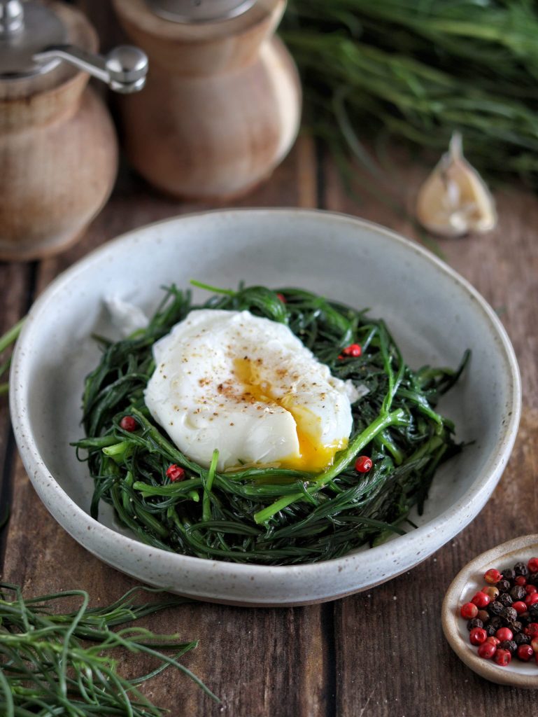 Nido di agretti con uova in camicia