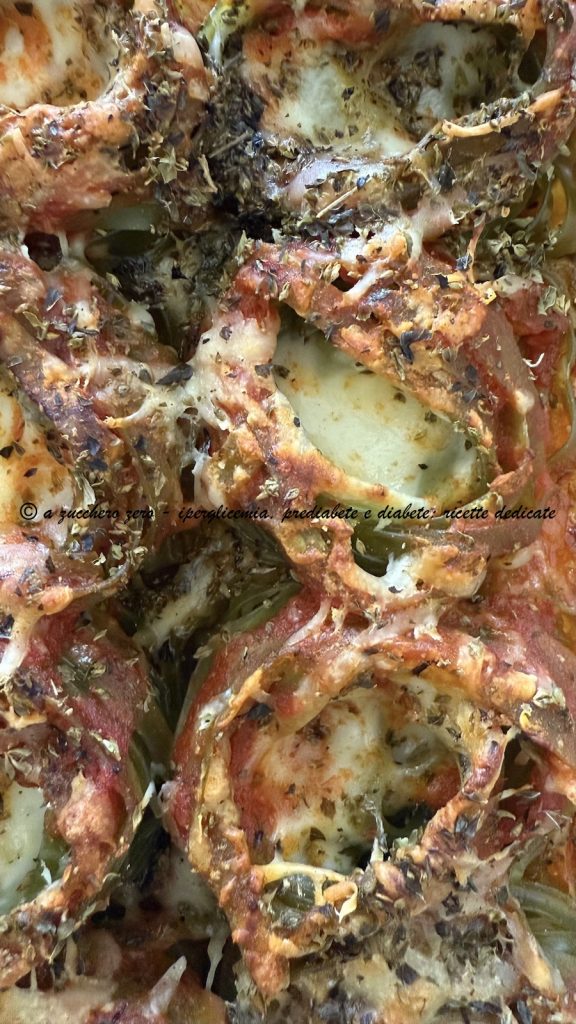 Nidos de tallarines verdes al horno con tomate y mozzarella