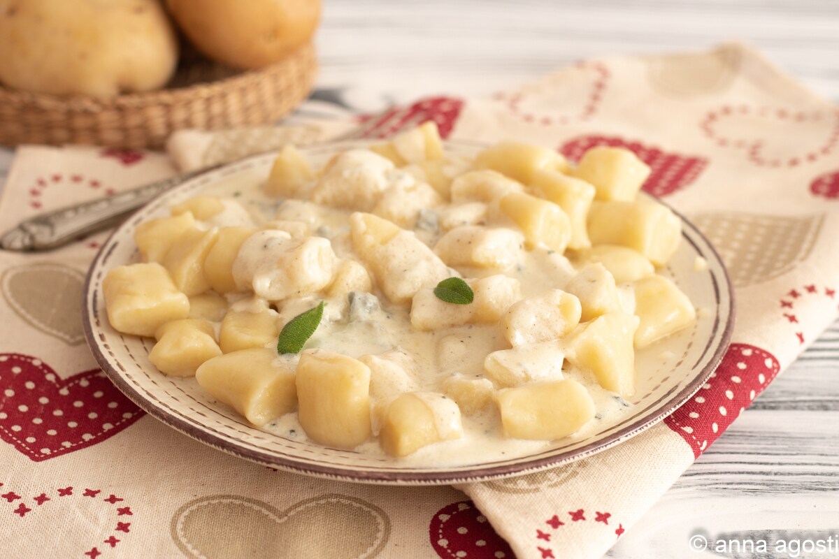 Ñoquis a la crema de gorgonzola y salvia
