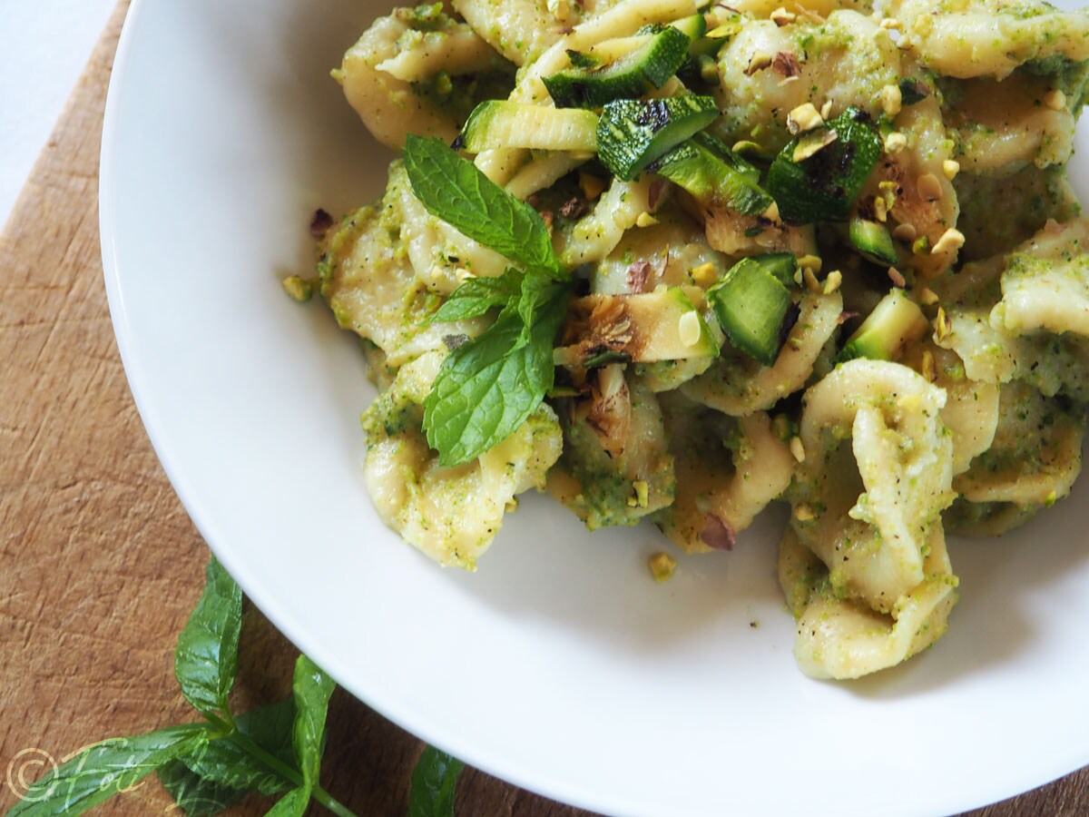 Orecchiette con pesto de calabacín y pistachos: un plato fresco y ligero para el verano