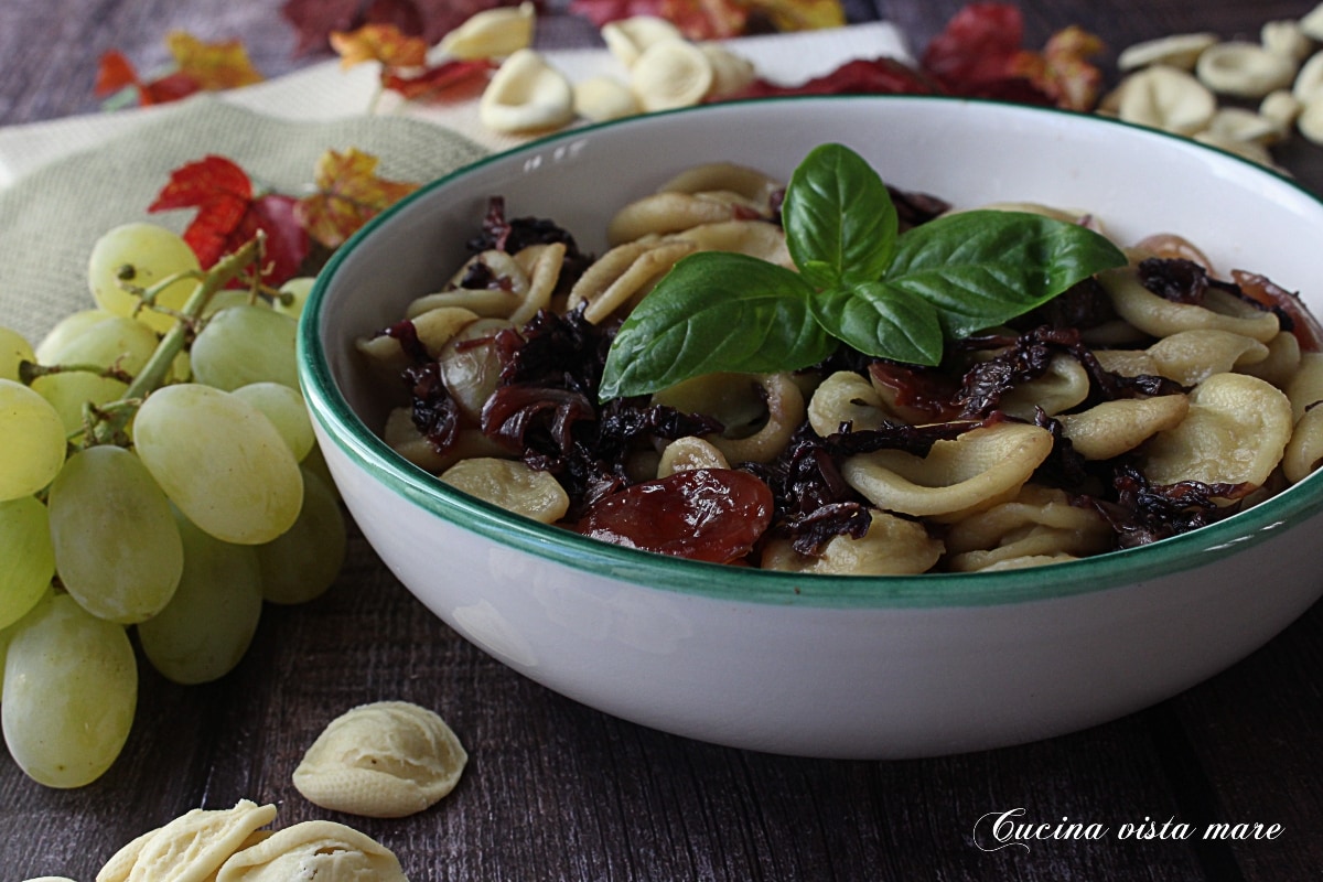 Orecchiette con radicchio y uva blanca