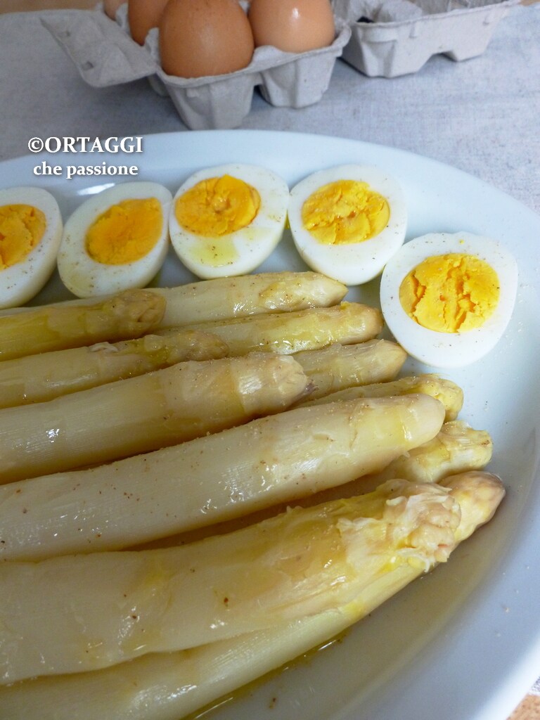 espárragos con huevos cocidos - receta ligera