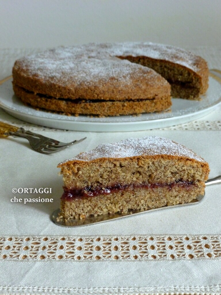 Para una decoración más característica Cubrir la parte superior con más mermelada de arándanos rojos, ligeramente diluida con agua para hacerla como una gelatina y decorar el borde superior de la tarta con escamas o granillo de almendras (o otros frutos secos). CONSERVACIÓN de la Tarta de trigo sarraceno La tarta de trigo sarraceno, debido a su relleno de mermelada, se puede conservar como máximo por 3 días a temperatura ambiente bajo una campana de vidrio o bajo una ligera cubierta de red para tartas, o en refrigerador por 5 días en un molde cerrado.