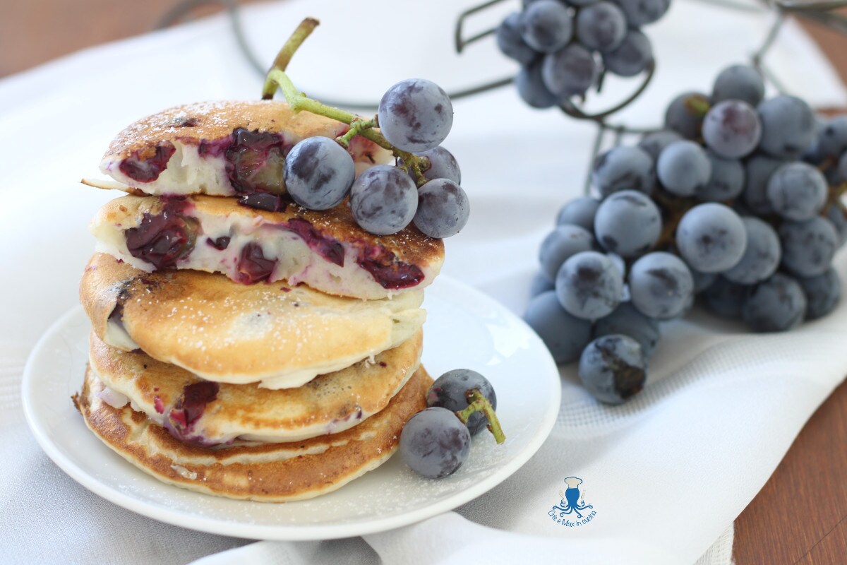 Pancake con uva fragola, receta deliciosa sin huevos en la masa.