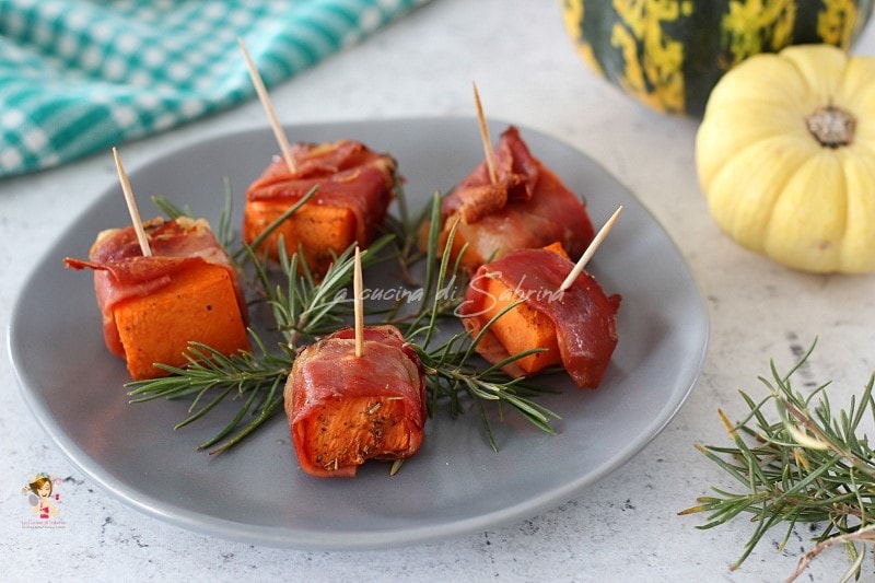 Cubos de calabaza y speck en freidora de aire