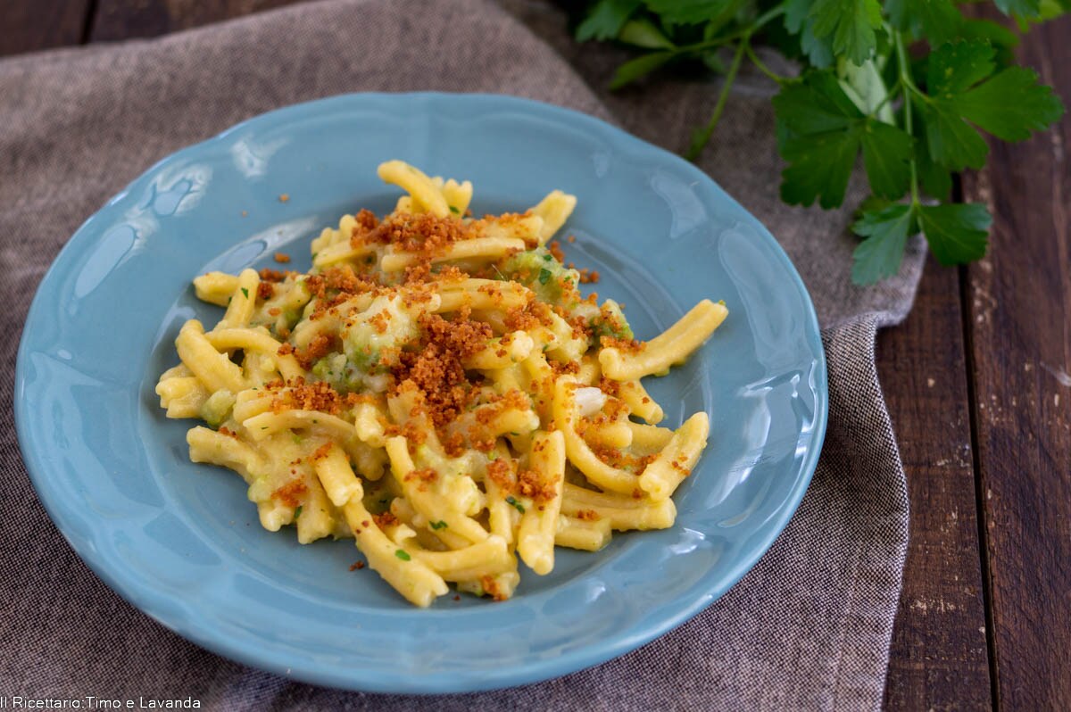 Pasta con brócoli y pan rallado