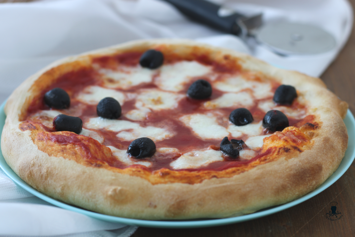 Pizza con aceitunas, receta fermentada con y sin Thermomix