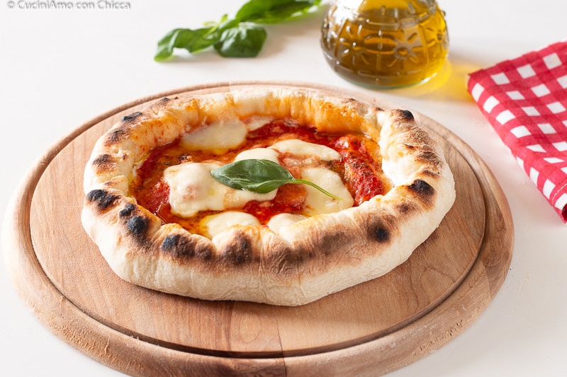 PIZZA CON EL BORDE RELLENO DE RICOTTA