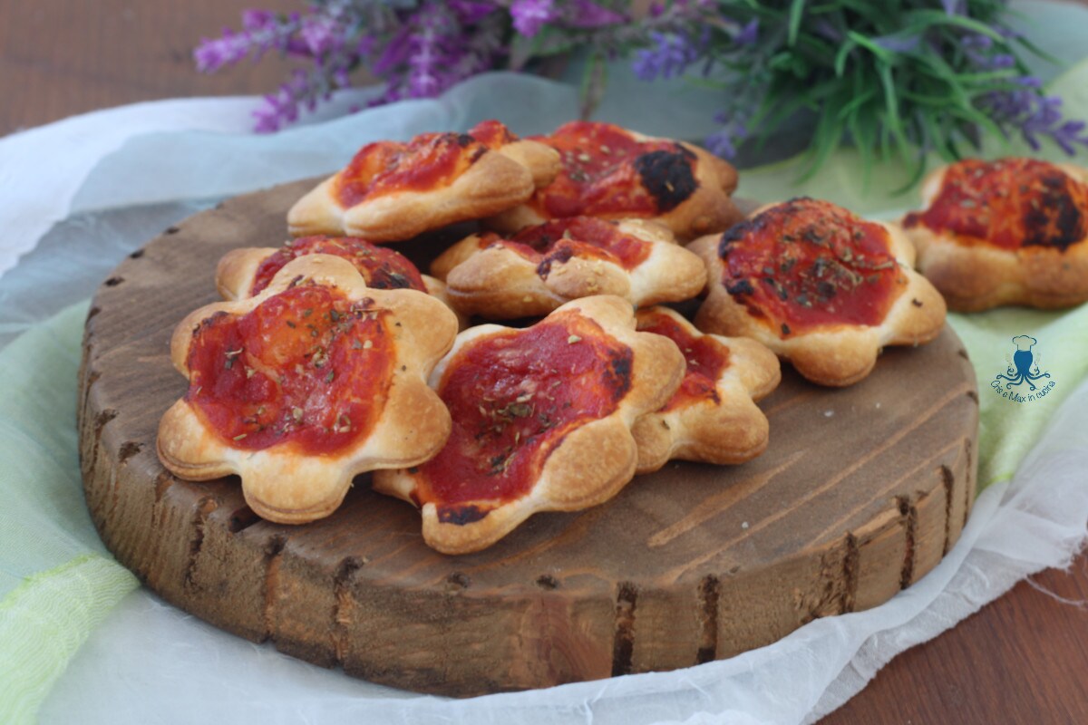 Pizzitas de hojaldre al tomate, con videoreceta.