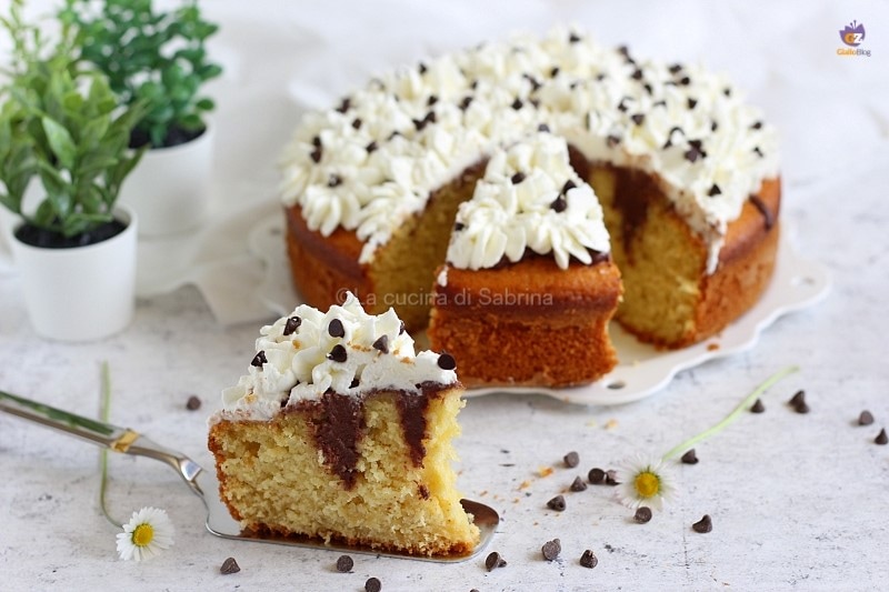 Poke cake con glaseado de agua