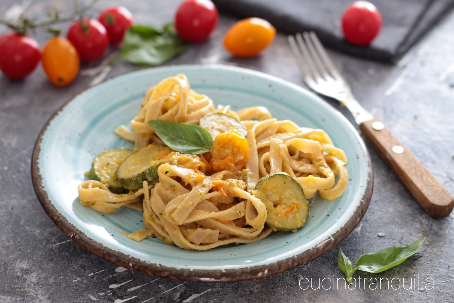 Tagliatelle con crema de tomatitos y calabacines