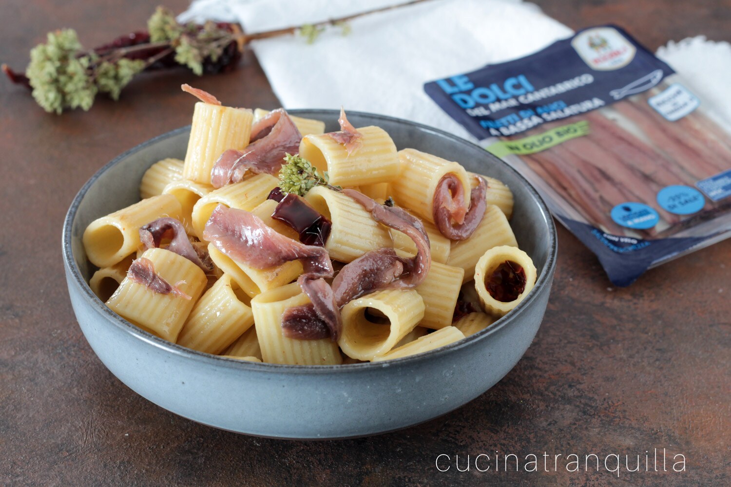 Mezze maniche en crema de anchoas